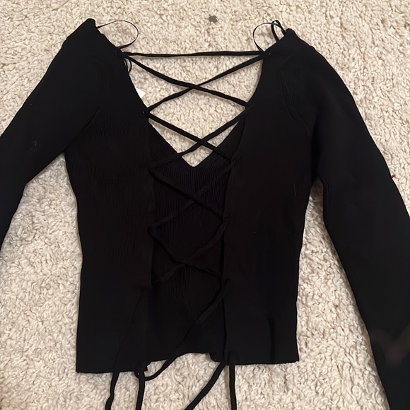 Pull&Bear adjustable strappy back crop long sleeved top in black. - Picture 4 of 6